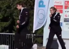 VIDEO: Latvijas jaunie skeletonisti pēc izcīnītās medaļas atsakās fotografēties ar agresorvalsts sportistiem