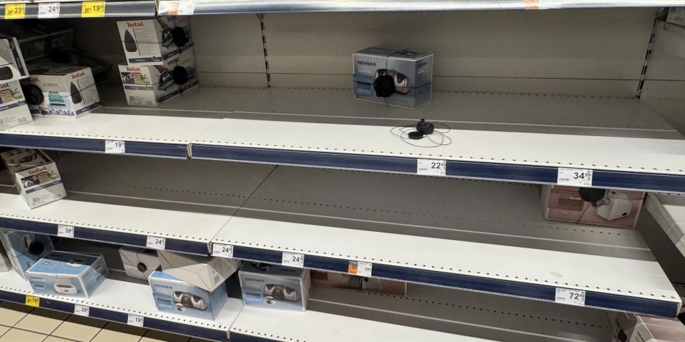 Местами полки пустые!