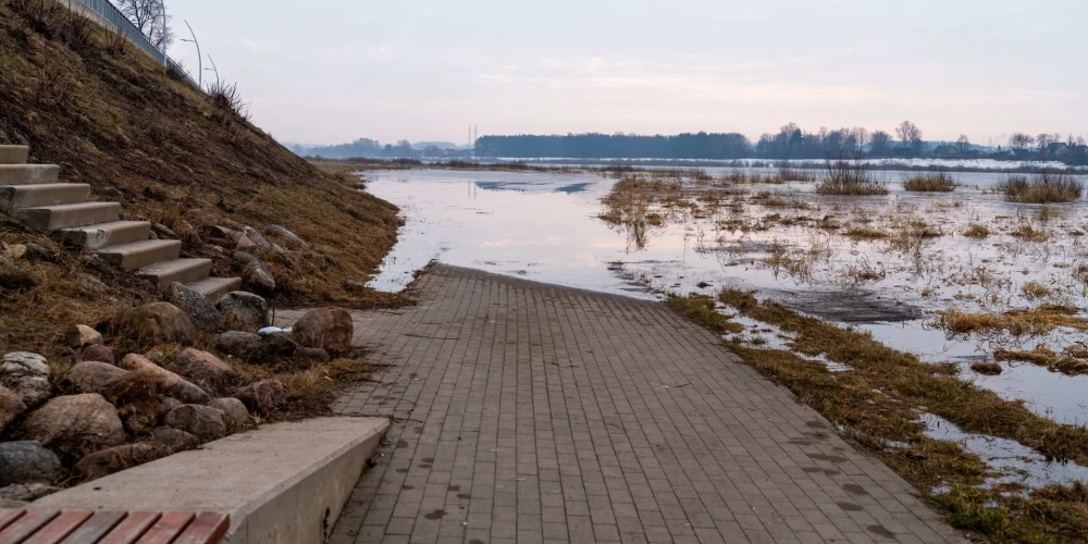 Нижняя часть набережной на улице Бругю сейчас затоплена.