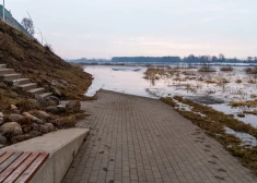 Уровень воды в Даугаве продолжает повышаться - часть набережной в Даугавпилсе затоплена