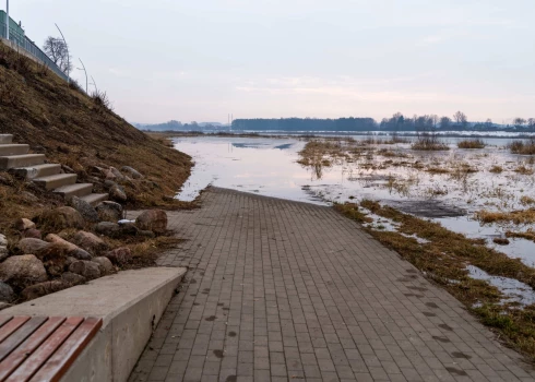 Нижняя часть набережной на улице Бругю сейчас затоплена.