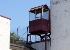 Iznīcināšanai paredzēto alkoholu un cigaretes piesavinājās paši — apjomīgā VID amatpersonu lieta beidzas ar cietumsodiem