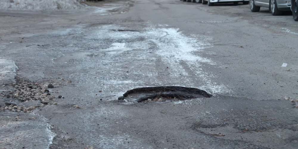 Оттепель вернула на дороги Латвии не только лужи, но и ямы, из-за которых водители теряют миллионы.
