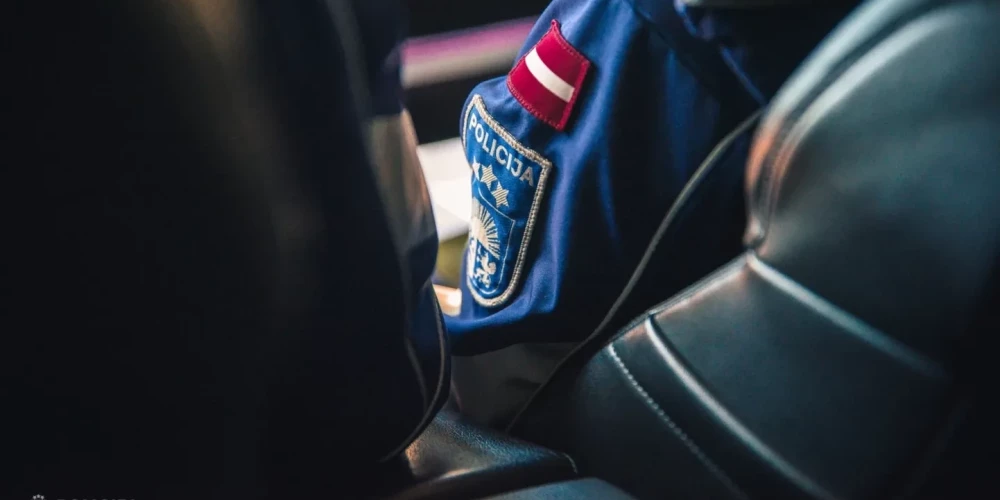 Ir gūti pierādījumi tam, ka policijas amatpersonas vairākkārt ļaunprātīgi izmantoja dienesta stāvokli mantkārīgā nolūkā.