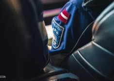 Aizturēti četri policisti, kas, iespējams, nelikumīgi nodeva apbedīšanas firmai mirušo personu datus