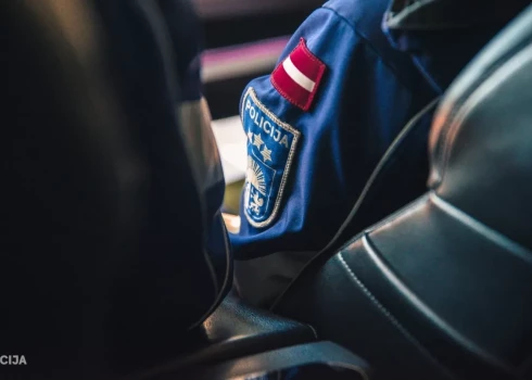 Ir gūti pierādījumi tam, ka policijas amatpersonas vairākkārt ļaunprātīgi izmantoja dienesta stāvokli mantkārīgā nolūkā.