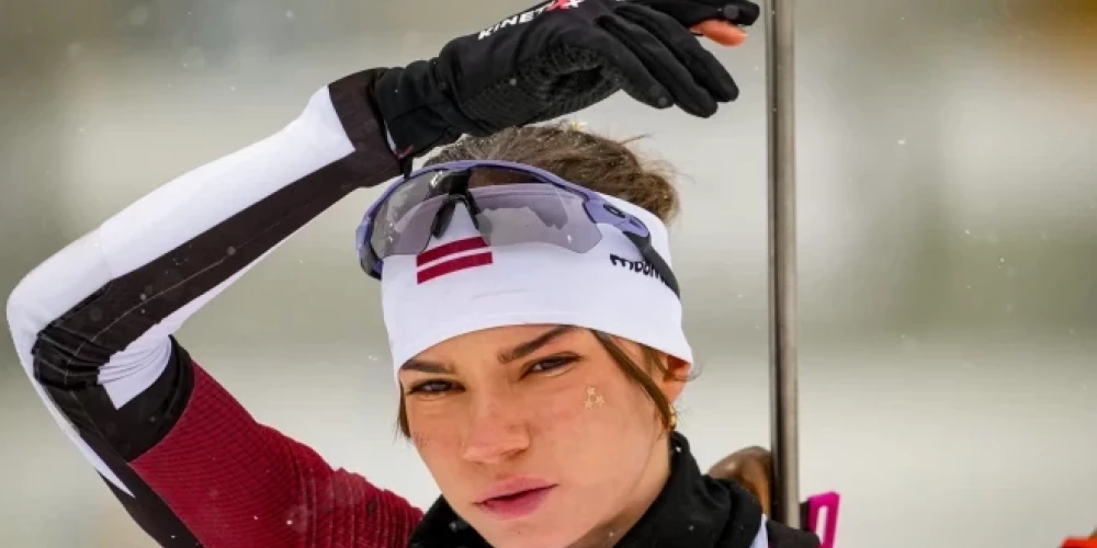 Biatloniste Volfa aizvēra visus mērķus gan šaušanā stāvus, gan guļus un finišā atpalika no Simonas minūti un 7,5 sekundes.