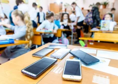 "Телефоны не улучшают оценки": психотерапевт поддержал новый запрет в латвийских школах