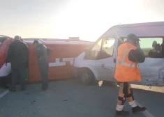 VIDEO: uz Liepājas šosejas smagi sadūrušies divi mikroautobusi