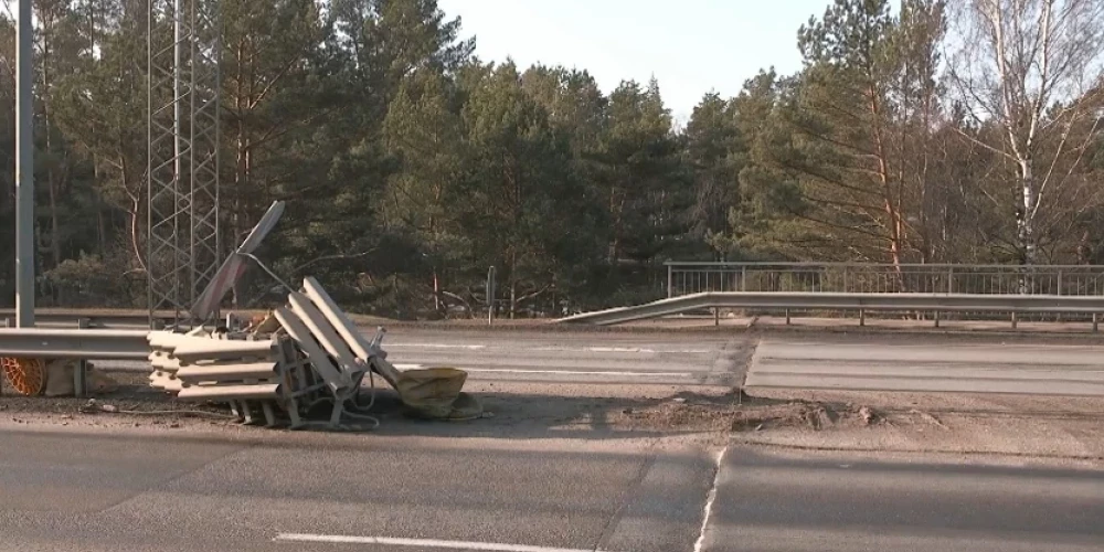 В Юрмале после аварии не спешат менять защитный барьер, который теперь мешает движению.