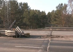 На мосту в Юрмале больше месяца не могут заменить барьер после ДТП, и теперь он сам стал угрозой