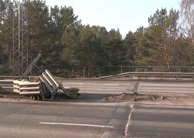 На мосту в Юрмале больше месяца не могут заменить барьер после ДТП, и теперь он сам стал угрозой