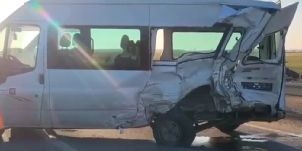 В пятницу на Лиепайском шоссе произошло столкновение двух микроавтобусов.