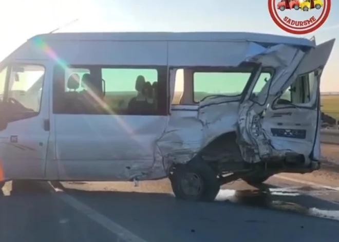 ВИДЕО: на Лиепайском шоссе столкнулись два микроавтобуса