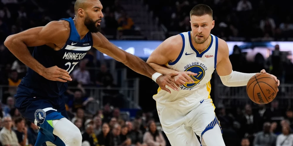 Kristaps Porziņģis uzbrukumā pret vienu no NBA vadošajiem aizsardzības speciālistiem Rūdiju Gobēru.