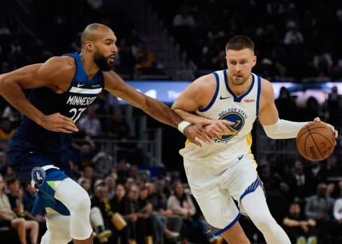 Kristaps Porziņģis uzbrukumā pret vienu no NBA vadošajiem aizsardzības speciālistiem Rūdiju Gobēru.