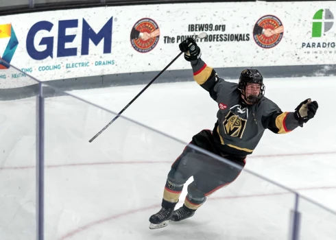 Kolins Dorgans, kura trīs ģimenes locekļus pagājušajā mēnesī nogalināja hokeja spēles laikā Rodailendā, trešdien guva uzvaras vārtus papildlaikā.