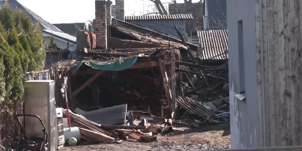 В Юрмале не успели спасти парализованную женщину из охваченного огнем домика.