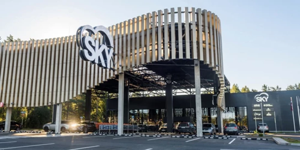 Магазин Sky под Ригой внезапно закрыли, а сотрудников оставили без ясных ответов.