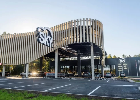 Магазин Sky под Ригой внезапно закрыли, а сотрудников оставили без ясных ответов.