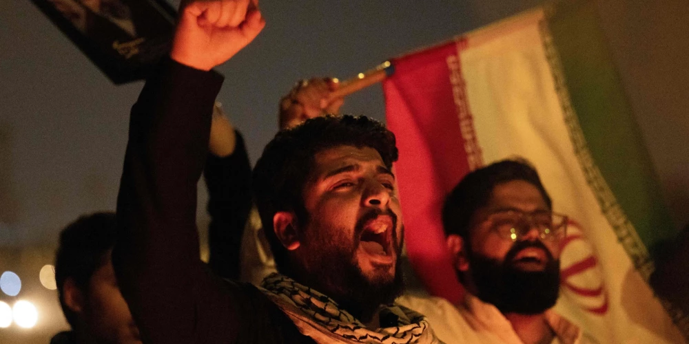 Irānas iedzīvotāji izgājuši ielās, lai demonstrētu savu nepatiku pret ASV un Izraēlas uzbrukumiem.