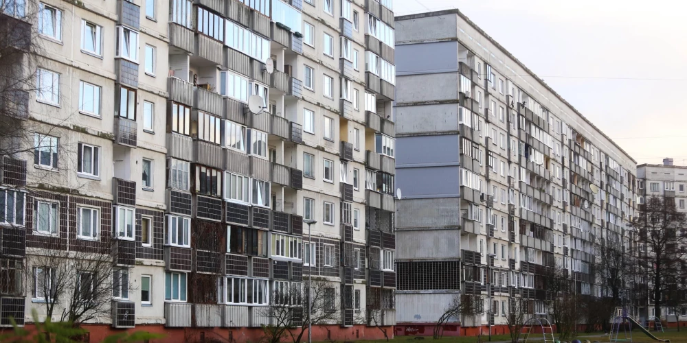 Выяснилось, что общее имущество большинства многоквартирных домов в Латвии остается без защиты.