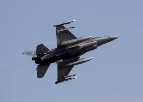 Polijas gaisa spēku iznīcinātājs F-16.