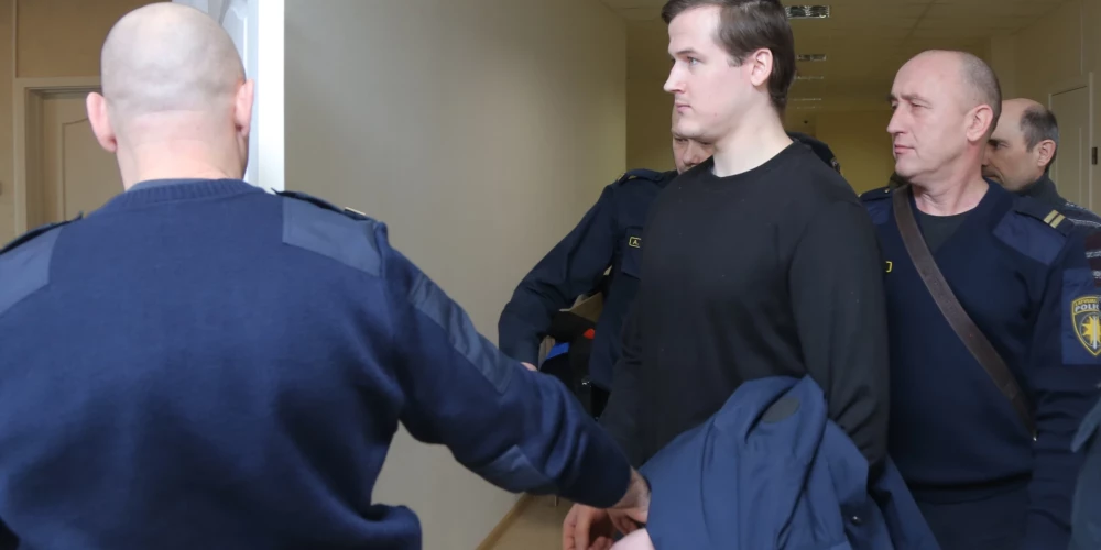 2019. gada decembris Jelgavas tiesas nams. Uz tiesas procesu ved apsūdzētu dzemdības mirušās Līvas Jēgermanes vīru Renāru.