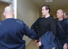 Skandalozās Svētes sektas mājdzemdību vaininieki joprojām uz brīvām kājām