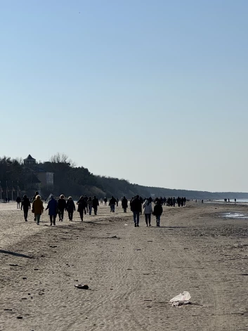 В Юрмале 14 марта у моря собрались толпы людей.