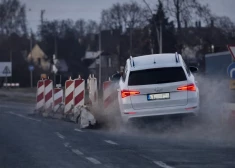Aculiecinieki fiksē bīstamu situāciju uz Jelgavas šosejas: neadekvāts šoferis haotiski manevrē  un taranē ceļa zīmes. VIDEO 
