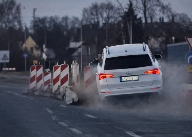 Aculiecinieki fiksē bīstamu situāciju uz Jelgavas šosejas: neadekvāts šoferis haotiski manevrē un taranē ceļa zīmes. VIDEO