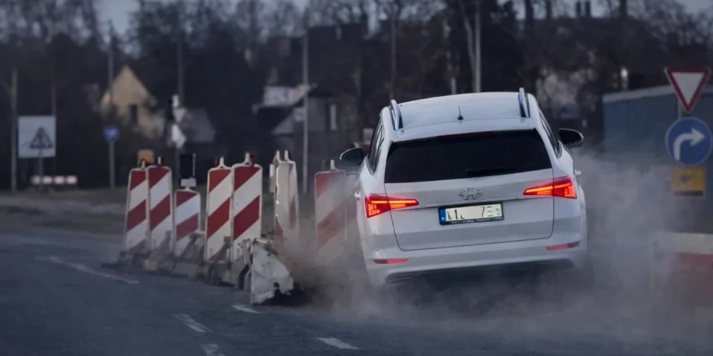 Водитель устроил опасную езду и сбил знаки.