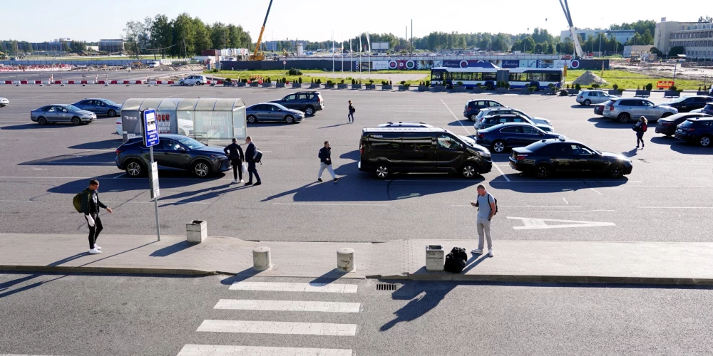 На парковках происходят самые разные ситуации — бывают случаи, когда водители намеренно не хотят признавать свою вину за ущерб, причиненный другому автомобилю, а бывают и такие, когда человек просто не замечает, что задел чужую машину.