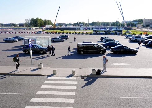 На парковках происходят самые разные ситуации — бывают случаи, когда водители намеренно не хотят признавать свою вину за ущерб, причиненный другому автомобилю, а бывают и такие, когда человек просто не замечает, что задел чужую машину.