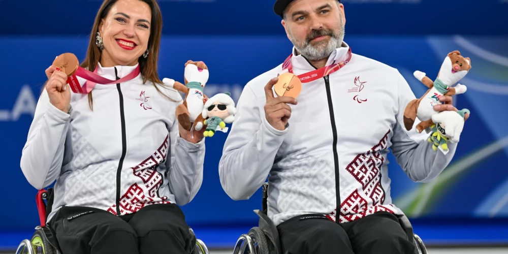 Paralimpisko spēļu bronzas medaļnieki ratiņkērlingā Poļina Rožkova un Agris Lasmans.