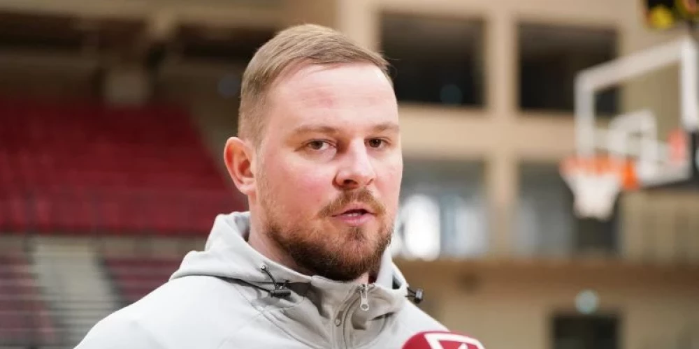 Latvijas sieviešu basketbola izlases galvenais treneris Matīss Rožlapa.