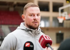 "Vajadzēja pielāgoties tiesāšanai, arī pretinieču agresivitātei" - treneris par sieviešu basketbola izlases uzvaru