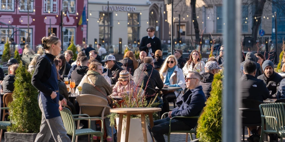 Siltos laikapstākļus āra terasēs steidza baudīt ne viens vien rīdzinieks.