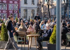 FOTO: rīdzinieki bauda silto laiku kafejnīcu āra terasēs