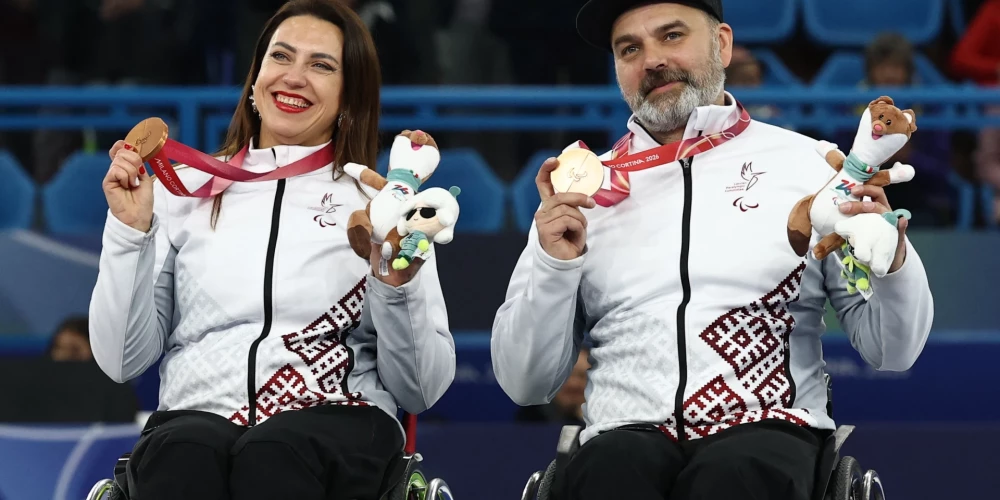 Латвийские спортсмены по керлингу на колясках Полина Рожкова и Агрис Ласманс завоевали бронзовые медали в соревнованиях смешанных пар.