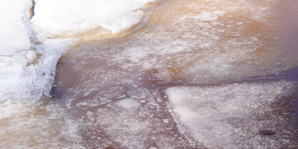 Traģisks negadījums Madonas novadā: no ledus izglābj divus, viens mirst.