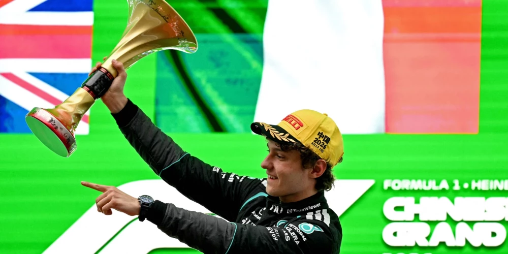 Kimi Antonelli uzvar Ķīnas "Grand Prix" sacīkstē.