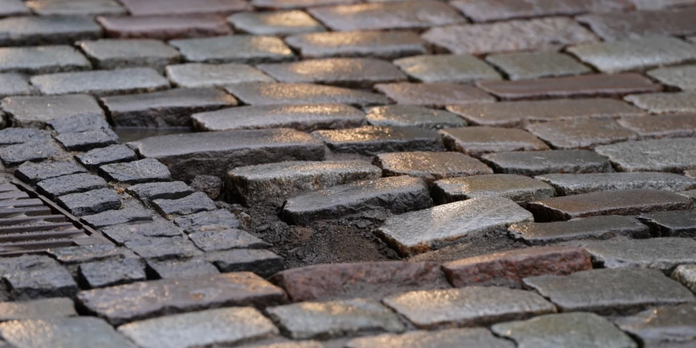 "Baltas" saņemto pieteikumu skaits par bojājumiem automašīnām pēc iebraukšanas bedrē šogad martā pieaudzis četras reizes.