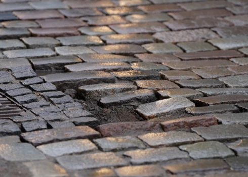 "Baltas" saņemto pieteikumu skaits par bojājumiem automašīnām pēc iebraukšanas bedrē šogad martā pieaudzis četras reizes.