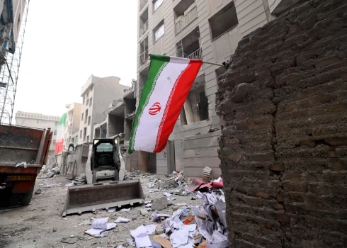 Irānas galvaspilsētā Teherānā 15. martā novāc gruvešus pēc kārtējā Izraēlas trieciena.