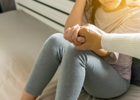 Для переживших самоубийство близких в Латвии запускают программу, основанную на личном опыте.