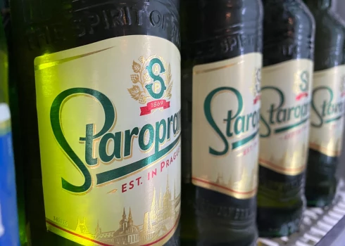 "Staropramen", kas tiek brūvēts Prāgā kopš 1869. gada, no vietējā čehu alus ir kļuvis par vienu no Ziemeļamerikas alus ražotāja "Molson Coors Beverage Company" starptautiskajiem eksporta zīmoliem, un patlaban tas ir pieejams vairāk nekā 40 tirgos visā pasaulē. (foto: Shutterstock)