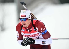 Latvijas biatlonisti Pasaules kausā jaukto komandu stafetē ieņem 20. vietu, triumfē zviedru kvartets