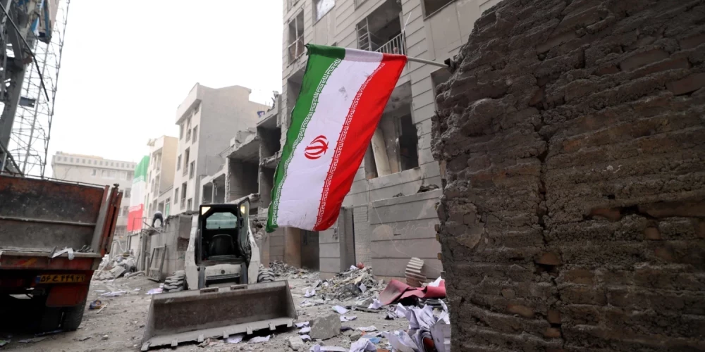 15 марта в иранской столице Тегеране убирают обломки после очередного израильского удара.